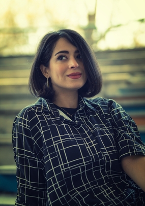 时尚轻熟风中短发美女写真图片